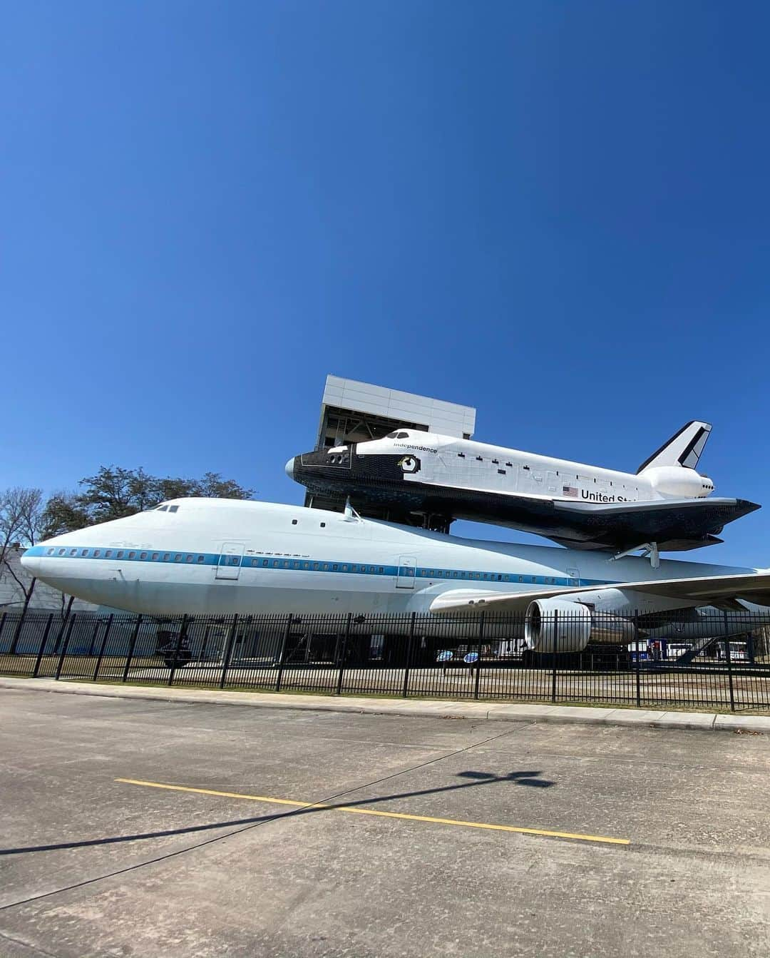 エミリー・デ・レイヴィンさんのインスタグラム写真 - (エミリー・デ・レイヴィンInstagram)「Houston! OMG what a friggin trip at the @nasajohnson (NASA Johnson Space Center) thanks for an amazing day! Such a friggin cool experience! Apparently now I just have to learn Russian, get my scuba license (again. Been a bit since the Bahamas in 2001 with @lanaparrilla and @majandrama )  and oh- get my masters in a STEM field. (And much more I’m forgetting- pls kids. Don’t quote me on ANY of this 🤪)   #rvlife #lifeontheroad #thebestlife #mumlife #momlife #toddlerlife #kidlife #wearamask」2月25日 14時11分 - emiliede_ravin