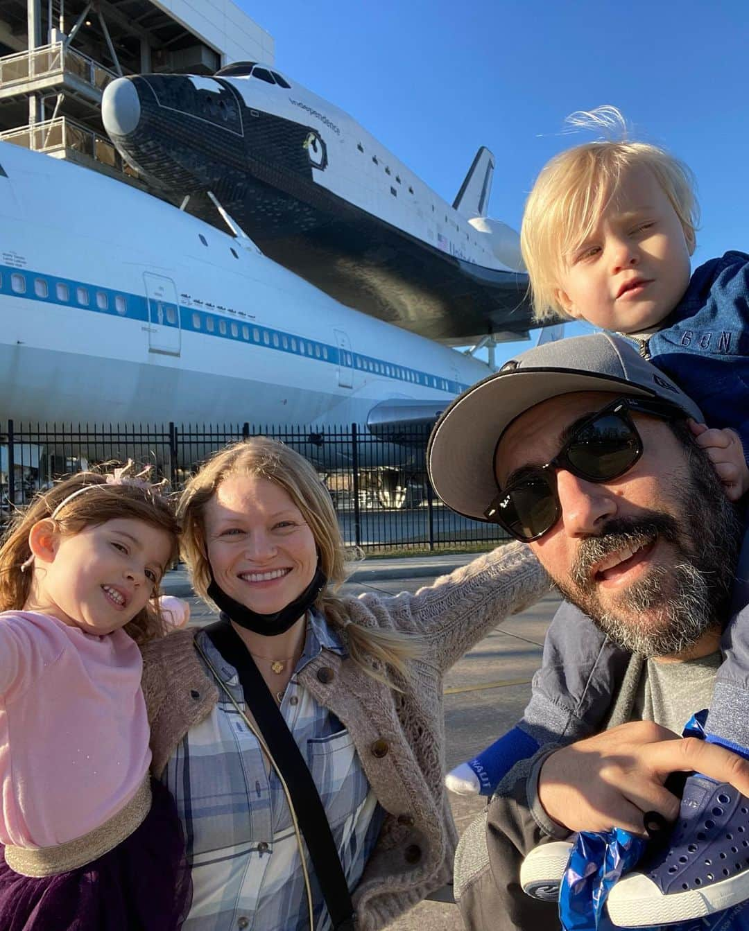 エミリー・デ・レイヴィンさんのインスタグラム写真 - (エミリー・デ・レイヴィンInstagram)「Houston! OMG what a friggin trip at the @nasajohnson (NASA Johnson Space Center) thanks for an amazing day! Such a friggin cool experience! Apparently now I just have to learn Russian, get my scuba license (again. Been a bit since the Bahamas in 2001 with @lanaparrilla and @majandrama )  and oh- get my masters in a STEM field. (And much more I’m forgetting- pls kids. Don’t quote me on ANY of this 🤪)   #rvlife #lifeontheroad #thebestlife #mumlife #momlife #toddlerlife #kidlife #wearamask」2月25日 14時11分 - emiliede_ravin