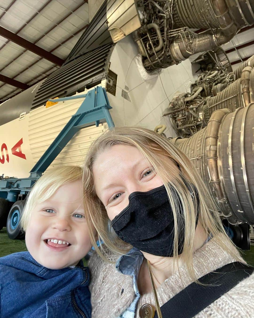 エミリー・デ・レイヴィンさんのインスタグラム写真 - (エミリー・デ・レイヴィンInstagram)「Houston! OMG what a friggin trip at the @nasajohnson (NASA Johnson Space Center) thanks for an amazing day! Such a friggin cool experience! Apparently now I just have to learn Russian, get my scuba license (again. Been a bit since the Bahamas in 2001 with @lanaparrilla and @majandrama )  and oh- get my masters in a STEM field. (And much more I’m forgetting- pls kids. Don’t quote me on ANY of this 🤪)   #rvlife #lifeontheroad #thebestlife #mumlife #momlife #toddlerlife #kidlife #wearamask」2月25日 14時11分 - emiliede_ravin