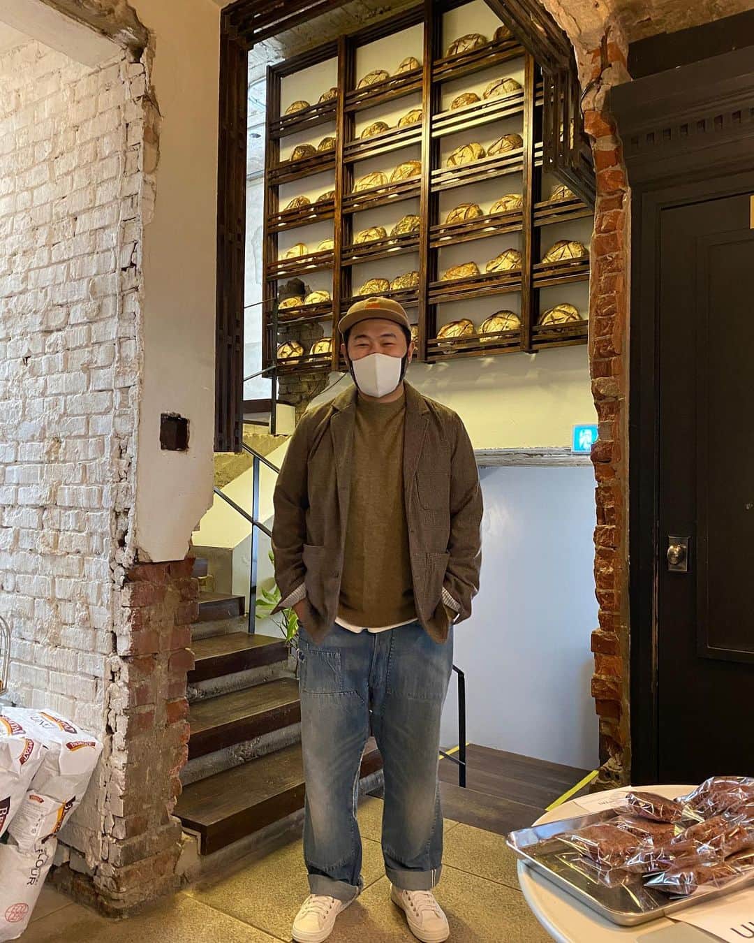 キム・ギバンのインスタグラム：「. 유럽같구나..가고 싶다.. 파리에서 바게트 와구와구.. 납작복숭아 와구와구..먹고 싶.. 파리바게트라도 가야하나?아..죄송합니다..이렇게 아저씨가 되어갑니다.. . #에어리넘마스크  #스웨덴마스크 #파리가고픈기방시」