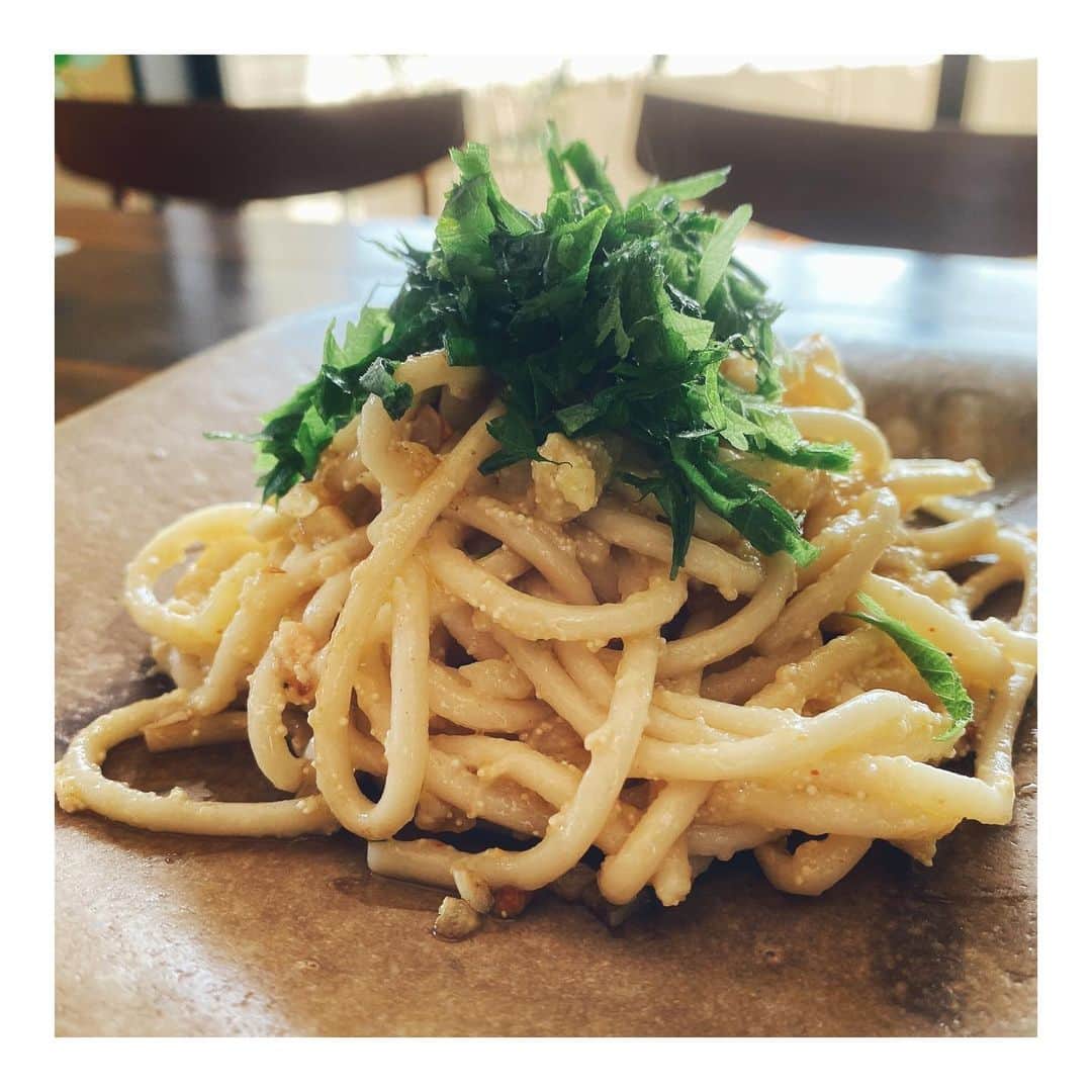 鈴木紗理奈さんのインスタグラム写真 - (鈴木紗理奈Instagram)「美味いーーー❤️❤️ パスタが食べれるーー❤️❤️  99麺　@kukumen_official  の玄米から作られたグルテンフリーのめちゃめちゃ美味しくて驚き。 普通のパスタに引けを取らない程 コシがあってもちもち。 パスタにもうどんにも合いそう。  今回は大葉とガーリックたっぷりのたらこパスタにしたよ。  玄米には抗酸化作用やデトックス効果があって腸活、アトピーや花粉症にも効くsuper food online storeで購入できます。 とってもよかったのでシェア❤️」2月25日 14時13分 - munehirovoice