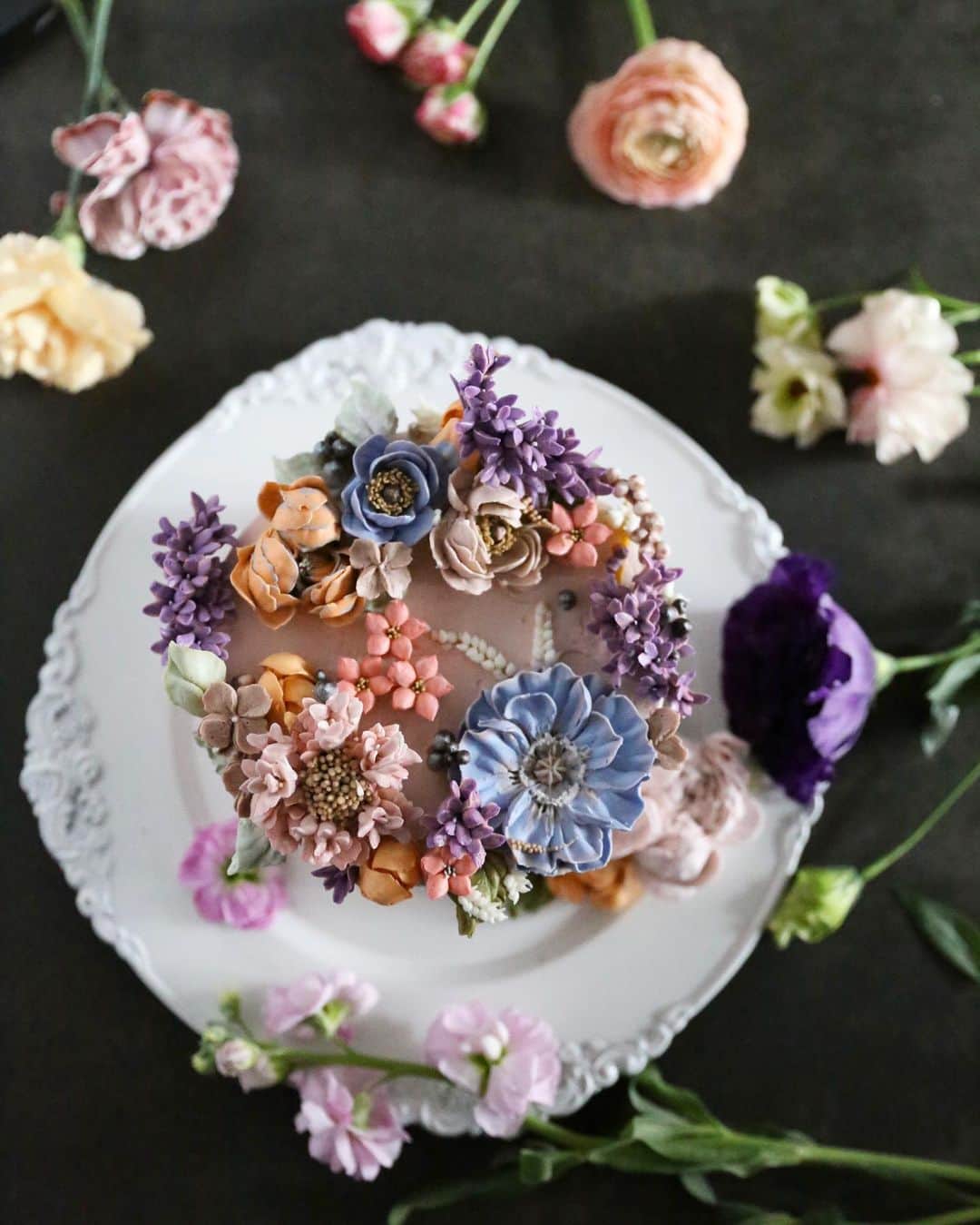 청담 수케이크 (atelier soo)のインスタグラム：「ㅡ Color cake note.  Graceful soo ⚜️ 밝은적색계열의맑은색과 탁한색을중심으로사용한다. 명도차가적은색끼리의배색은 운동감이 적어져 조용한느낌을가지게된다. 색의조용한느낌과 히야신스의 기운찬느낌의 만남 ☺️ ㅡ Buttercream flower cake.  #flower #cake #flowercake #partycake #birthday #bouquet #buttercream #baking #wilton #weddingcake ㅡ www.soocake.com」