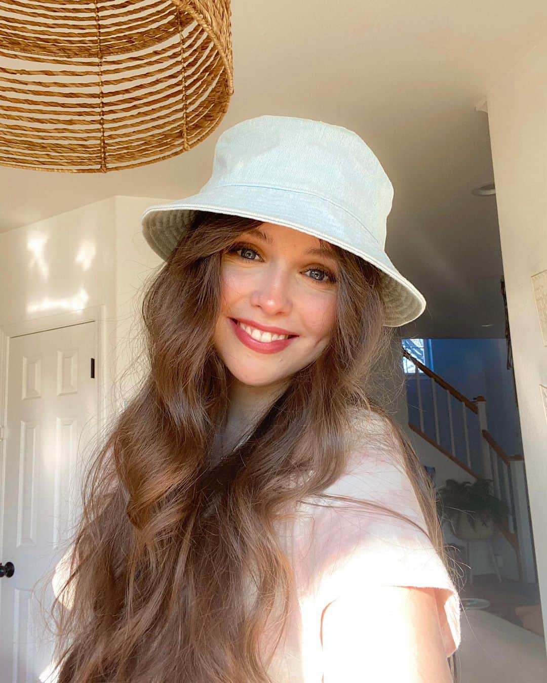 Acacia Brinleyのインスタグラム：「Just checking in to say that I love you. 🏵」