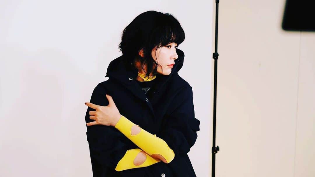 水川あさみのインスタグラム：「東京とNYでリモート撮影するという初めての体験をしました💻📸プラダ公式で順次公開するそう。是非💫  2月25日22時より、ミウッチャ・プラダとラフ・シモンズによる　2021年秋冬レディスコレクションをオンラインで配信します。 #プラダ ジャパンの公式ツイッターまたはPrada.comでご覧ください。  Miuccia Prada and Raf Simons present PradaFW21 womenswear collection February 25th 2021 2pm cet View the show at Prada.com  #PradaFW21」