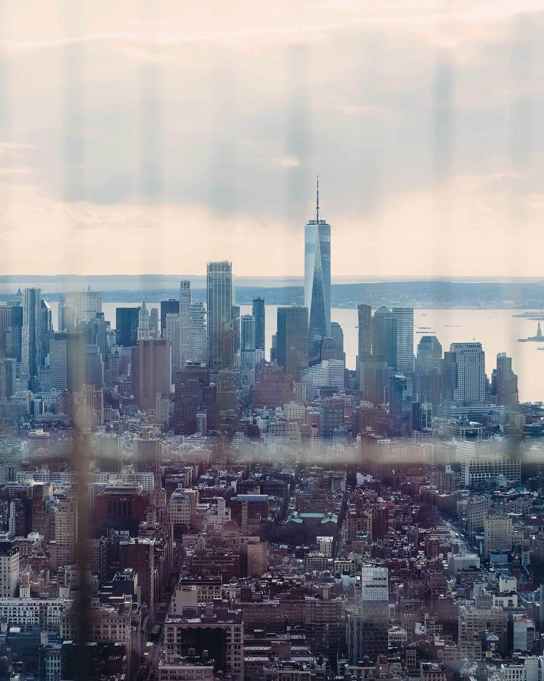 デビッドヤーマンのインスタグラム：「My New York. Looking downtown from the @EmpireStateBldg.」