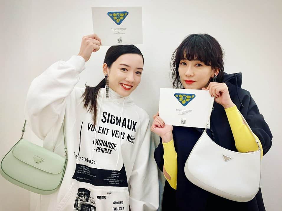 水川あさみのインスタグラム：「久々に芽郁ちゃんとも会えた🤍今夜のショー楽しみ🤍  2月25日22時より、ミウッチャ・プラダとラフ・シモンズによる　2021年秋冬レディスコレクションをオンラインで配信します。 #プラダ ジャパンの公式ツイッターまたはPrada.comでご覧ください。  Miuccia Prada and Raf Simons present PradaFW21 womenswear collection February 25th 2021 2pm cet View the show at Prada.com  #PradaFW21」