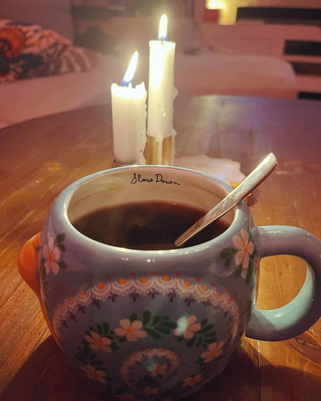 レイチェル・ブレイセンさんのインスタグラム写真 - (レイチェル・ブレイセンInstagram)「Message from my cup❤️   Right now I feel worse than I have in days. As soon as one thing gets better, something else gets worse. I can breathe easier but suddenly my ears are blocked and I can’t hear. My head feels like it’s going to explode. I’m just... So sick. I go round and round in my head because there is a part of me that refuses to accept that I can’t do anything about how I’m feeling right now. If you know me, you know I never take no for an answer. There is nothing I cannot solve. For me, everything truly is figureoutable. And, honestly, I think a big reason why I feel wild levels of awful whenever I get sick is my absolute inability to let go. It’s so hard for me to accept that I can’t do anything about what’s happening. I can’t figure this Pneumonia out. That doesn’t stop me from trying though; I go round and round in my head about ways I can fix it. I have taken every vitamin. Every supplement. Every herb. Took all my antibiotics. Listening to the doctor. Did a 24-hour fast. Eating nourishing foods. Drinking all the juice. Resting. Adding on, cutting out, modifying, adjusting, fixing a million things that relate to my day. At the end of it all it’s just exhausting because feeling like it’s somehow up to me and not getting better means that every day I add a layer of failure on top of everything else.   I know that this will pass eventually.  I know that not everything is up to me.  I know that this is out of my control.  ...except all of the above statements are lies because deep down it feels like I’ll feel like this forever and deep down I actually believe that it is up to me and that everything IS within my control.   It’s fucked up. I’m fucked up. It’s just pneumonia and it’s not going to kill me and there are worse things in the world and I’m so blessed in a gazillion ways but still, I just want to sit down and cry except crying makes this headache worse so I try not to.   I don’t know why I’m writing this. Im just feeling really, really small. There is something scary wrapped up in all of this, too. Can’t quite pinpoint it. When I don’t function, what happens? When I’m not capable? When I can’t stay in control?   I guess I’m about to find out.」2月25日 8時55分 - yoga_girl