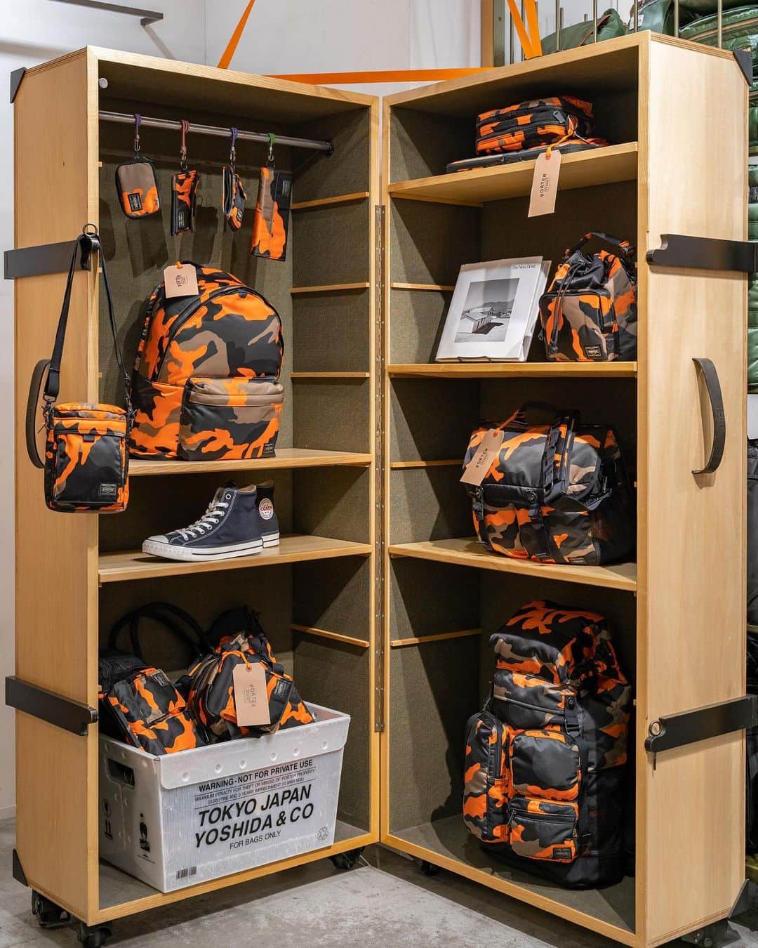 のインスタグラム：「﻿ SHOP ORIGINAL﻿ PS CAMO﻿ ﻿ ウッドランドパターンのカモフラージュ柄に、ビビットなオレンジカラーを取り入れたPORTER STANDオリジナルシリーズ。インパクトのあるルックスは、コーディネートのアクセントにもおすすめです。 ﻿ ﻿ ウォレットなどの小物からパックパックまで、幅広い15型のラインナップです。﻿ ﻿ こちらの商品は吉田カバンオフィシャルオンラインストアでも好評発売中です。﻿ ﻿ ※各店の営業時間は下記をご確認ください。﻿ PORTER STAND SHINAGAWA STATION﻿ 8:00〜22:00（土日祝21:00）﻿ PORTER STAND TOKYO STATION﻿ 8:00〜21:00﻿ PORTER STAND KYOTO﻿ 10:00〜18:30﻿ ﻿ #yoshidakaban #porter #luggagelabel #madeinjapan #japan #porterstand #shinagawa #tokyo #kyoto #ps #camo #shoulderbag #backpack #daypack #wallet #gift #limited #exclusive #travel #吉田カバン#ポーター #ポータースタンド #品川 #東京 #京都 #限定 #駅ナカ #産寧坂」