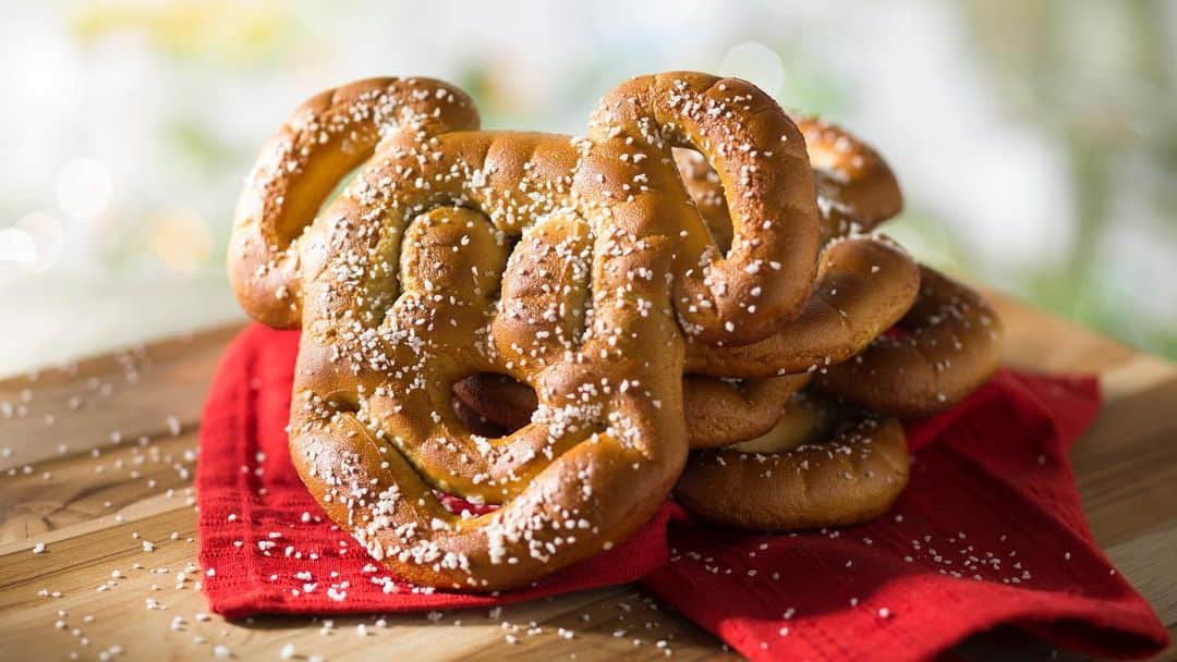 Disneyさんのインスタグラム写真 - (DisneyInstagram)「Churros! DOLE Whip! Mickey Pretzels! Experience some of the sights, sounds and of course, flavors of @Disneyland Resort with A Touch of Disney, a new, limited-capacity ticketed experience. Coming to Disney California Adventure Park beginning March 18! Link in bio for more.」2月25日 9時00分 - disney