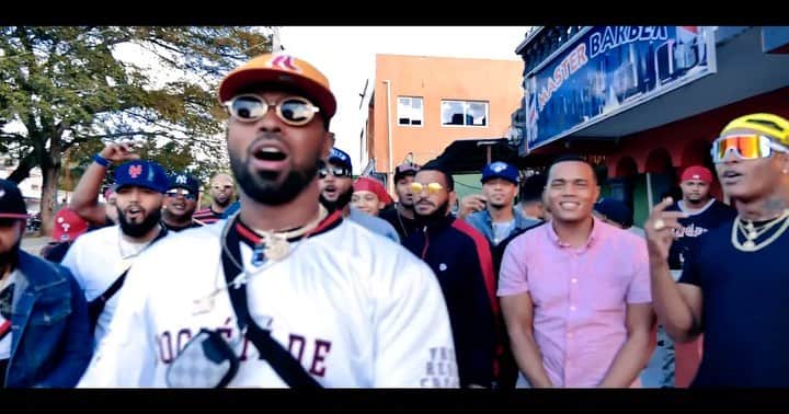 ホセ・レイエスのインスタグラム：「Disponible en YouTube!! #Sinpiedad ft @ronnyrodriguez17  @jhonithevoice 🎛 @jpolanco_official 🎛 @directivefilms 🎥 @eldelamusic 🎼 (Link in bio)」