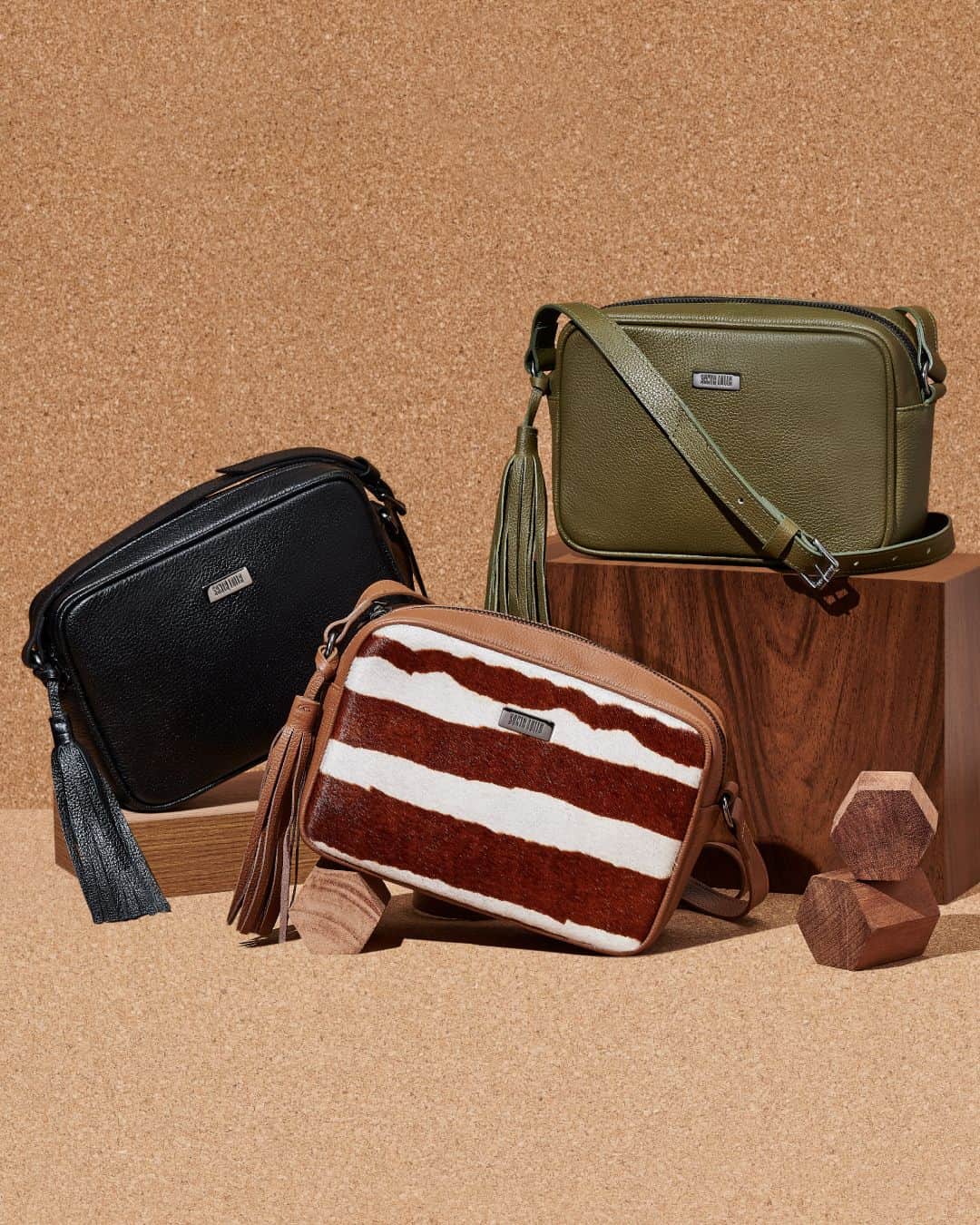 Santa Lollaのインスタグラム：「Incluir acessórios com uma pegada mais fashionista é o ponto-chave para deixar tudo mais estiloso. Em vários modelos icônicos, nossas bolsas se renovam para esta temporada trazendo cores e estampas que prometem dar aquele up nos looks de inverno. [ Modelos variam de R$299,90 a R$339,90 ] #santalollainv21 #SLhandbag #bucketbag #camerabag」
