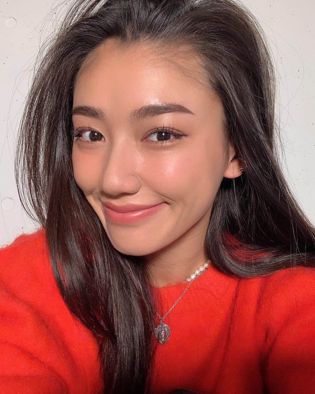 松本優のインスタグラム：「. . 松優の気まぐれお肌について✨😥 本当にニキビとニキビあと、ゆらぎ肌やし乾燥するしもう嫌になるーーーって思うことがたくさんありました！ 引っ越しして環境も変わって本当にお肌が酷くなった時に助けてもらった @nudeskinlabo さん💎 . . 今回のメニューは カーボンとフォトケアと水光フェイシャルで美容成分の導入をしていただきました💚 古い角質を除去して　皮脂を飛ばし　毛穴の汚れをとり毛穴を収縮していただきました！アクネ菌の殺菌もおこなっていただけます！ 肌悩みに合わせたケアをしていただけて本当に勉強になる。。。 . . いつまでも美しい肌でいたいので、ケアも引き続きがんばります😇 . #skincare#肌悩み#selfie#スキンケア#ニキビ#ニキビ跡」