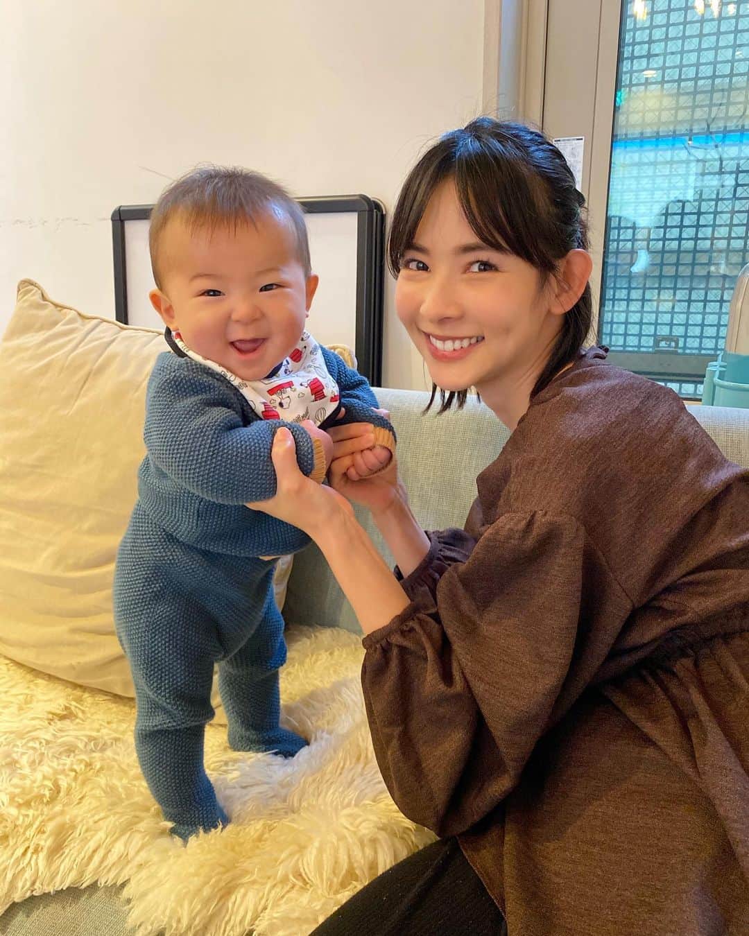 のインスタグラム：「👶🏻♡ 碧くんもうすぐ立ちそうです🤣 ・ 日々の運動によって太ももとふくらはぎの筋肉が ムッキムキに✨ 座って抱っこをしているとグッと足に力を入れて立とうとします🦵💦 ・ お家でのお昼寝をあまりしないタイプなので、 お昼はベビージムで遊んだり、近くのおもちゃに向かって進んだり(ハイハイはまだですが回転しながら進みます)常に体を動かしているのが良いのかも🤣 #生後6ヶ月 毎日何かしら出来るようになっています💙 ＊ #6monthsbaby #boybaby #boymama #6ヶ月ベビー #6ヶ月男の子 #つかまり立ち #男の子ママ #阪本智子」