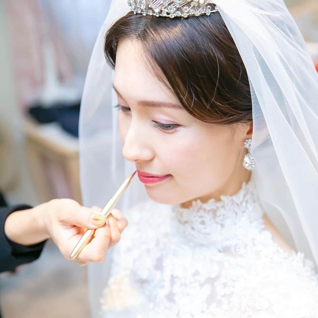 minsayuのインスタグラム：「* ウェディングメイク👰‍♀️✨ もほぼ色指定のセルフチョイス💐ww メイクリハは延期してから日が空いてしもた為2度行いました💄👰✨ バッチリお化粧ぅうみたいなメイクが好みでは無いのでツヤと透明感重視で マツエク等はにあわないのでノンスタイル🦱  🌼ベース @paulandjoe_beaute  ラトゥー エクラ ファンデーション プライマー N  @chanel.beauty  ル ブラン ロージー ドロップス　フェイスカラー @ipsa_jp クリエイティブ オイル（シアーゴールド）　  🌼ファンデーション @rmkofficial リクイドファンデーション201  @suqqu_official #オイルリッチグロウルースパウダー  (ハイライト) @chanel.beauty  ボームエサンシエルスカルプディング  🌼 アイシャドウ @suqqu_official #デザイニングカラーアイズ 04綾撫子 @maccosmeticsjapan ミネラライズアイシャドウ  🌼チーク @maccosmeticsjapan ディンティ  🌼リップ　 @maccosmeticsjapan オン　ホールド @addictionbeauty_official 002 Last Scene  混ぜていい感じに調整  デコルテには @tomfordbeauty のラメオイルを塗りたくりあぶらたにさん（香りも○） CHANELのハイライトも耳や鎖骨に✨」