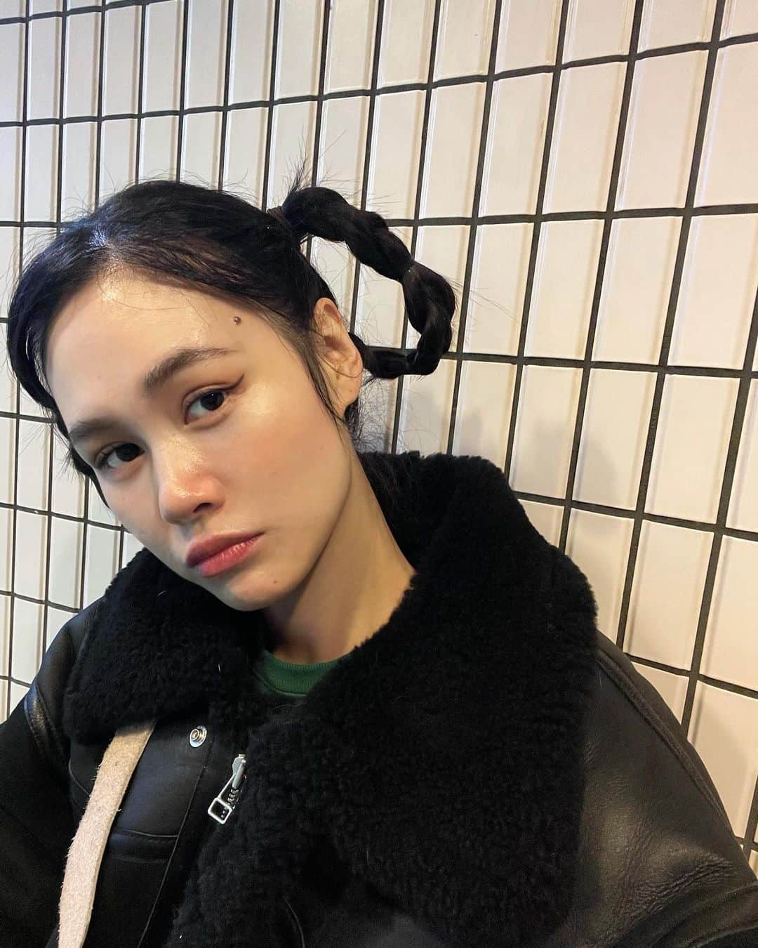 田中シェンさんのインスタグラム写真 - (田中シェンInstagram)「She’s up to something....  the show のJennieちゃんに インスパイアされてやってみた😎❣️  白いワンピース着ると、 インスタント、レイヤ姫👸🏻✅  #starwars   あと自転車乗ってたら なぜかバッグ👜だけ 転げ落ちたの！  ふしぎ〜😂  #hairstyle #ヘアアレンジ #ジェニー風ヘア」2月25日 9時15分 - shen_tanaka