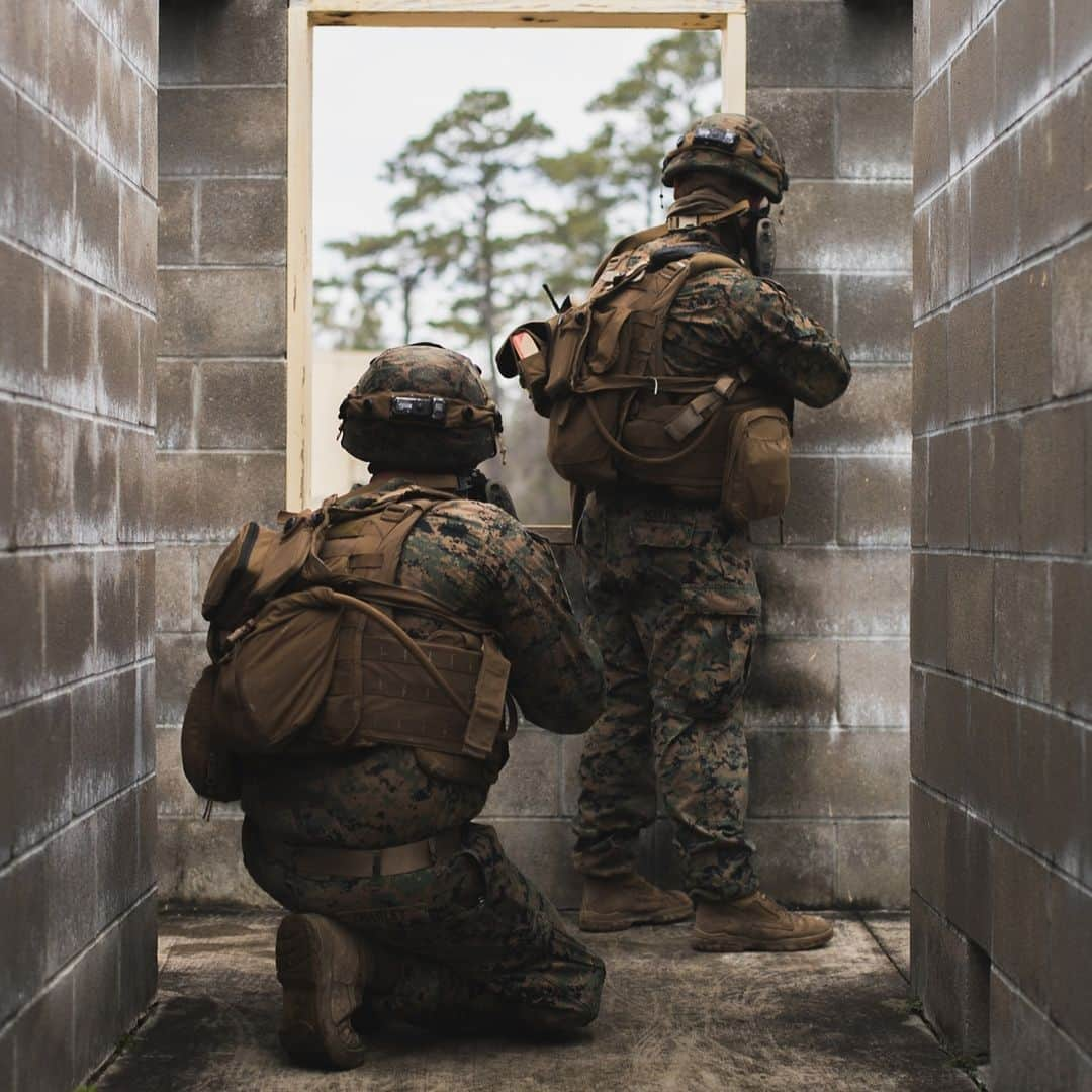 アメリカ海兵隊さんのインスタグラム写真 - (アメリカ海兵隊Instagram)「Two's a Party  Marines with @2ndmlg_marines post security during Bulk Fuel Company Winter Field Exercise on @camp.lejeune.  Bulk fuel specialists developed new tactics, techniques and procedures for storing and dispensing bulk liquids in an urban environment. (U.S. Marine Corps photo by Lance Cpl. Zachary Zephir)  #USMC #Marines #Military」2月25日 9時27分 - marines