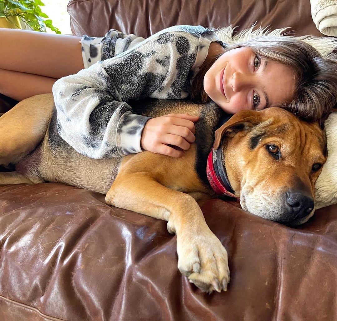 ジェシカ・シーバのインスタグラム：「We’re all lucky to bask in Zoe’s light- even Theo knows it. 😍」