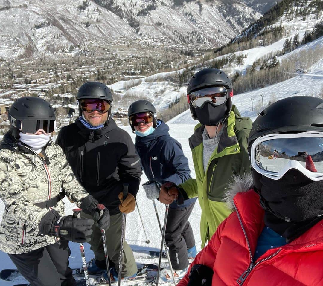 キャンディス・キャメロン・ブレのインスタグラム：「Lev’s birthday week continues 🎈! This mama is SO happy to be with the whole family for a quick ski trip! Can you guess who is who?」