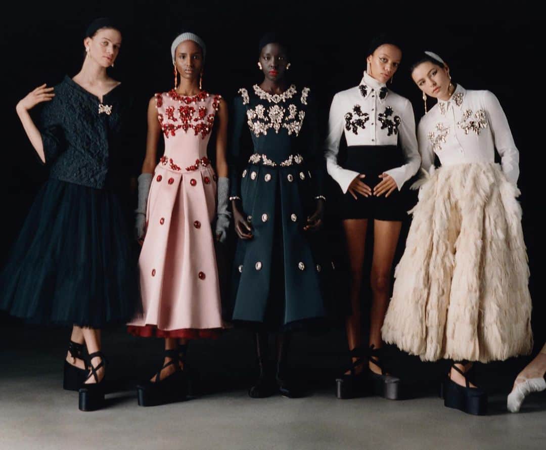 Harper's BAZAARさんのインスタグラム写真 - (Harper's BAZAARInstagram)「@Erdem took us to the ballet with his Fall 2021 collection—but it wasn't the tulle-skirted, blush-toned whimsy one would expect. Leggings, knits, and bralettes nodded to rehearsal dressing, while coats thrown over ostrich feather skirts were meant to feel like a dancer heading out after a performance with no time to change. Like many designers this season, Erdem seems to be reconsidering how we'll address dressing up post-lockdown; per his signature dark romance, his woman will do so elegantly—but with some edge. See more at the link in bio.」2月25日 9時34分 - harpersbazaarus