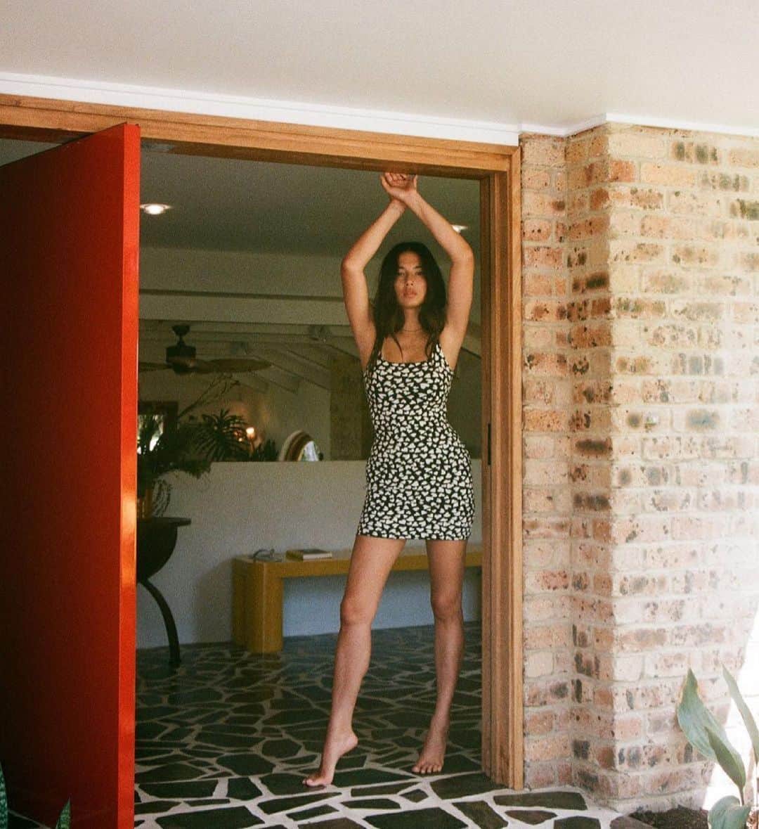 のインスタグラム：「home sweet home @thesunseekerbyronbay  photographed @brigetteclark_  @phoebefever @lauramay_ @morganmunday 🖤🤍🖤🔆🔆🔆」
