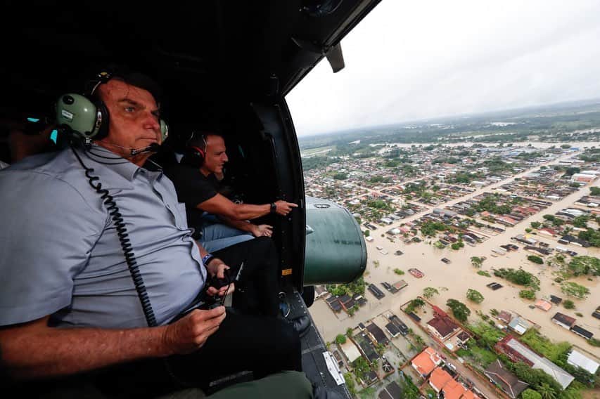 ジルマ・ルセフのインスタグラム：「🇧🇷 Acompanhado por ministros,  o Presidente Jair Bolsonaro sobrevoou áreas afetadas por enchentes em Sena Madureira, no Acre, e participou de coletiva de imprensa no Aeroporto de Rio Branco.   📷: Alan Santos/PR」