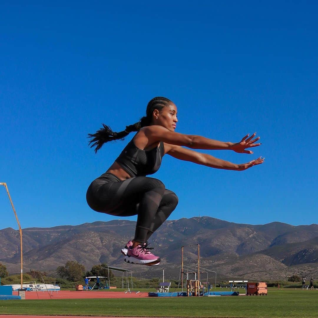 クィーン・ハリソンさんのインスタグラム写真 - (クィーン・ハリソンInstagram)「When @DSW asked me to join the squad, I JUMPED at the opportunity (get it? 😂) to rep for TRACK NATION! I'm not limited to one brand and #MyDSW shoes give me the performance I need coupled with the style that makes me… Queen! Do we love this partnership for me or what?! And for ALL your shoe needs, go click the link in my bio and shop til you drop! Can I get a #goQueengo!!   #dsw_partner #queenharrison #tracknation #fastandfabulous」2月25日 9時41分 - goqueengo