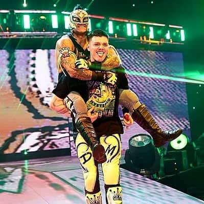 レイ・ミステリオ・ジュニアのインスタグラム：「#SmackdownHomies」