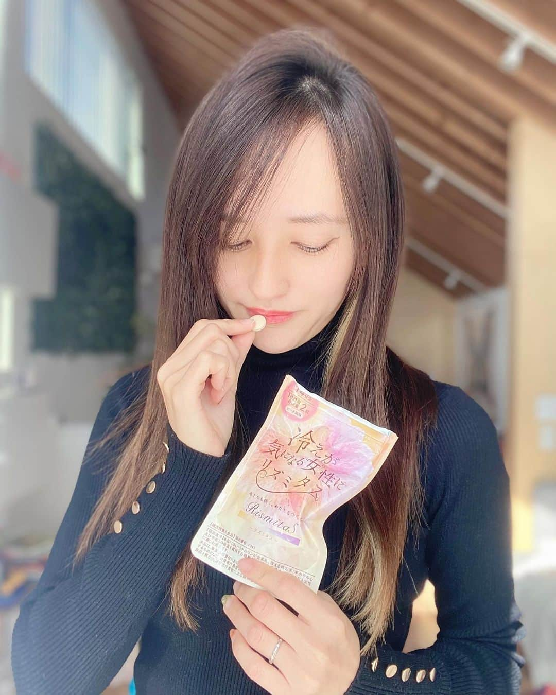 奥山絵里奈さんのインスタグラム写真 - (奥山絵里奈Instagram)「さ！寒い！🥶  自律神経の低下もあり  冷えに悩まされて日中も寝る時も辛い時  リズミタスを飲んでます😌  アミノ酸の一種Lシトルリンが配合されていて血管を拡張させて血液の流れを良くしてくれるんです！  水無しで飲めるタブレットタイプで  ピーチ味で美味しいので飲みやすくてラクです♫  冷えは万病の元なので対策出来て嬉しい✨  #大鵬薬品 #リズミタス #冷え対策 #シトルリン#手足の冷え #自律神経の乱れ #ママ美容#チュアブルタイプ #極寒」2月25日 9時47分 - erinaokuyama