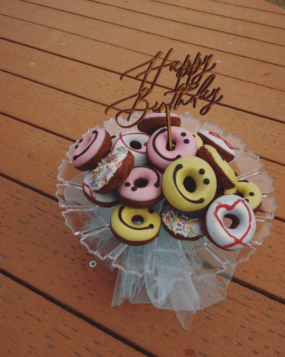 のインスタグラム：「. . 週末は、極寒のピクニック🥪笑 . . 可愛いお誕生日会にも参加🎂✨ . @threem.official のトッパーと、  @shoko.akazawa のアイシングクッキー(売れるレベル🦄)と、  @na_tsukii の可愛いデコレーション🍩🍭で本当に可愛いかった✨✨😍💖 . .私も小さな頃こんなお誕生日会して欲しかった。笑笑 . #ピクニック#happybirthday」