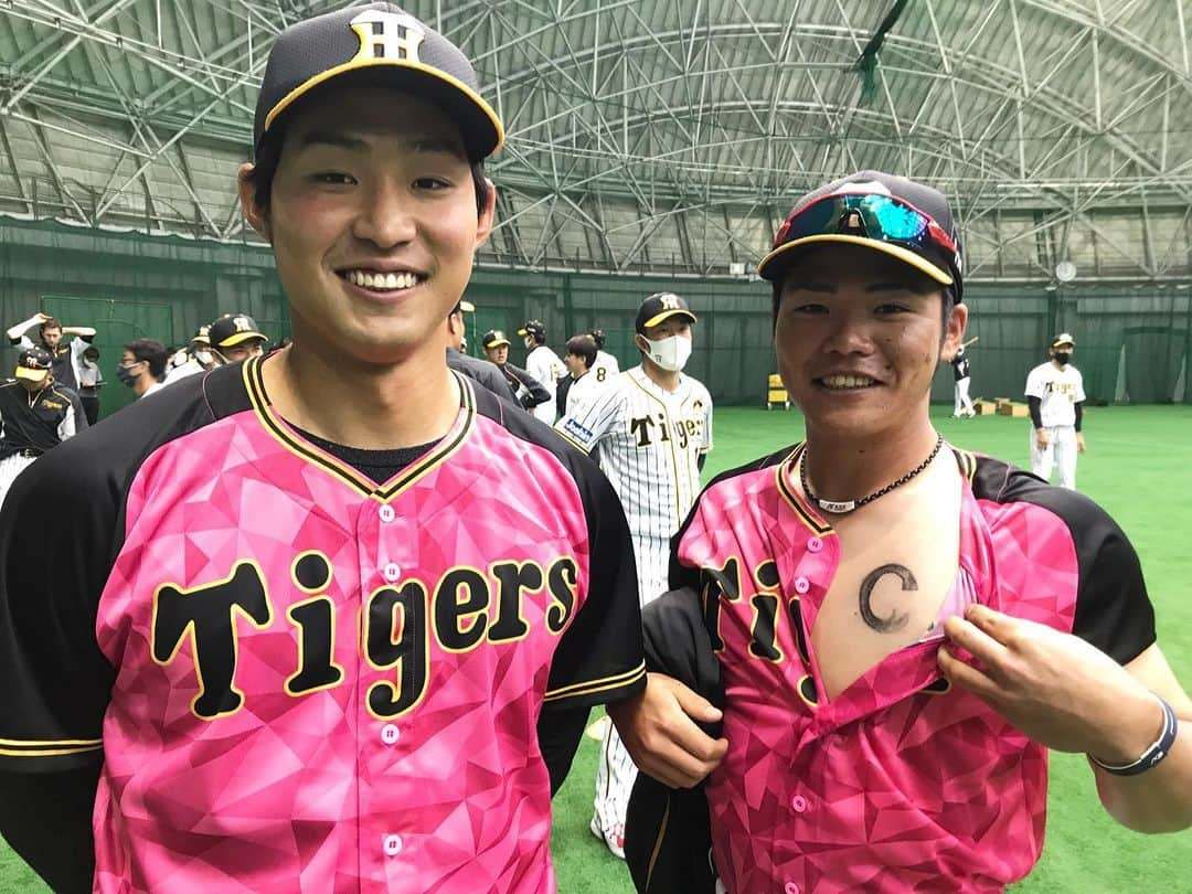 阪神タイガースさんのインスタグラム写真 - (阪神タイガースInstagram)「今日の1DAYキャプテンは佐藤蓮選手と小野寺選手‼️ #佐藤蓮 選手　#小野寺暖 選手 #汗でCマーク滲みました #1daycaptain  今日も後ろに #岩貞祐太 選手 #春季キャンプ  #阪神タイガース #挑超頂」2月25日 10時01分 - hanshintigers_official