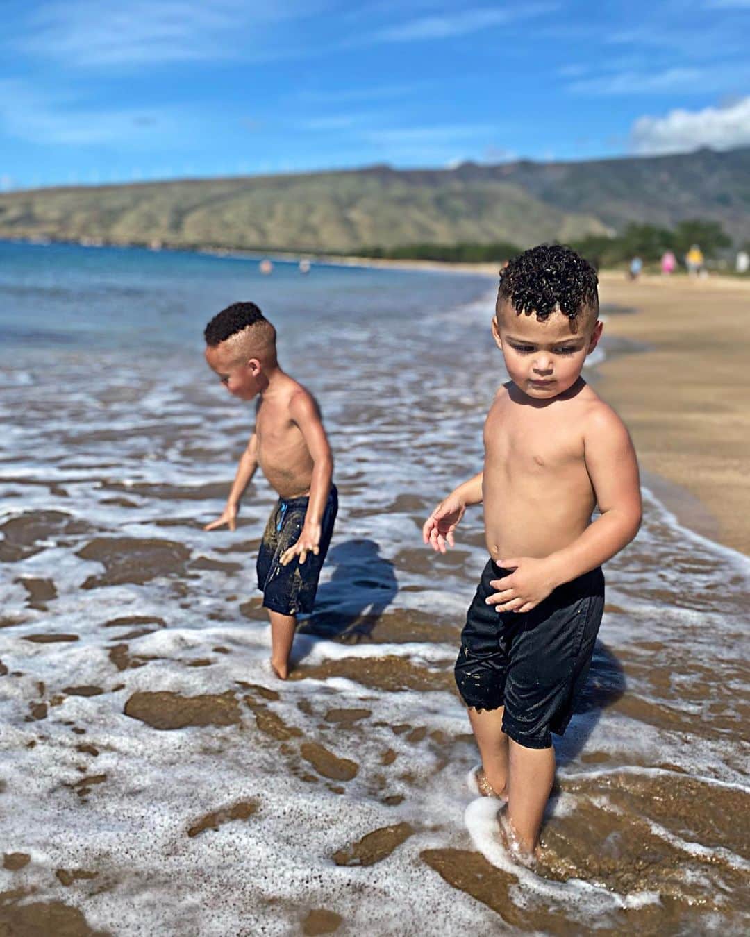 ショウン・トンプソンさんのインスタグラム写真 - (ショウン・トンプソンInstagram)「Living their best lives! 🌊  #twins #love #hawaii」2月25日 10時02分 - shaunt