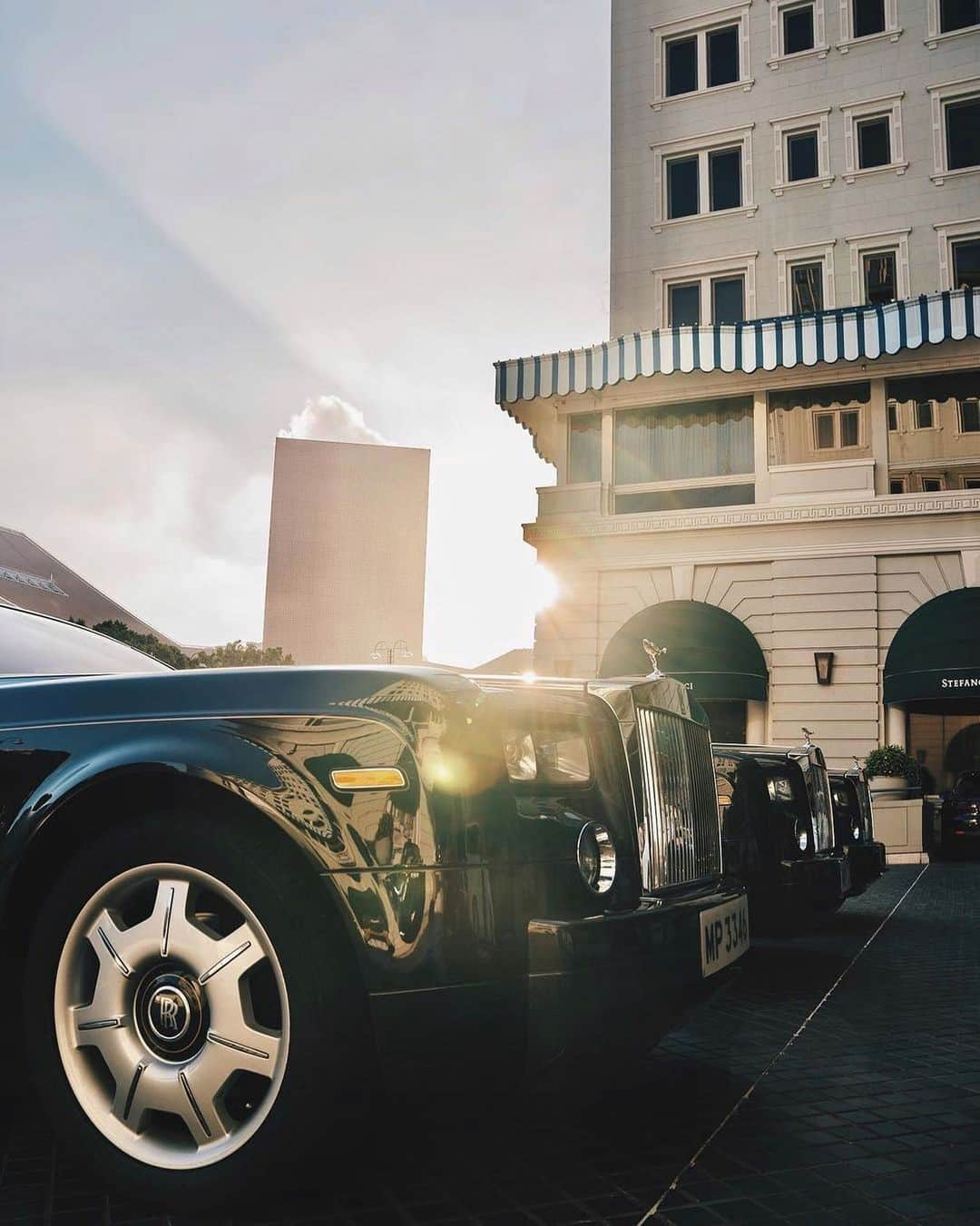 The Peninsula Hotelsさんのインスタグラム写真 - (The Peninsula HotelsInstagram)「Anyone fancy a sunset ride in this Rolls Royce Phantom? Golden hour 📷 by @poonluke.photography at The @peninsulahongkong.⁣ ⁣ ⁣ ⁣ ⁣ #peninsulahotels #luxuryhotelexperience #luxuryexperience #fivestarservice #fivestarhotel #hongkong #staycation #peninsulahongkong #thepeninsulahongkong⁣」2月25日 9時54分 - peninsulahotels