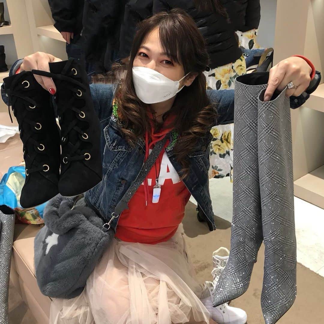 原めぐみさんのインスタグラム写真 - (原めぐみInstagram)「（原めぐみofficial） ジミーチュウの戦利品❣️ ショートブーツとロングブーツ‼️  #原めぐみ #ジミーチュウ  #ショートブーツ  #ロングブーツ  #アウトレット  #三井木更津アウトレットパーク」2月25日 9時55分 - meguming.h