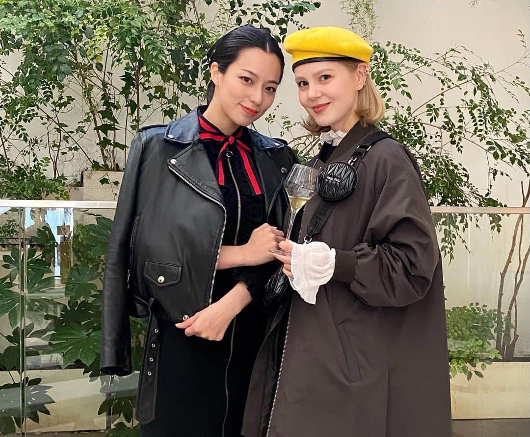 小瀬田麻由のインスタグラム：「会場ではテラスハウス東京篇に出演していたviviちゃんと遭遇！ 「私は軽井沢篇でした〜」と会話がはずみ、思わず2ショットお願いしちゃった🤣✨✨」