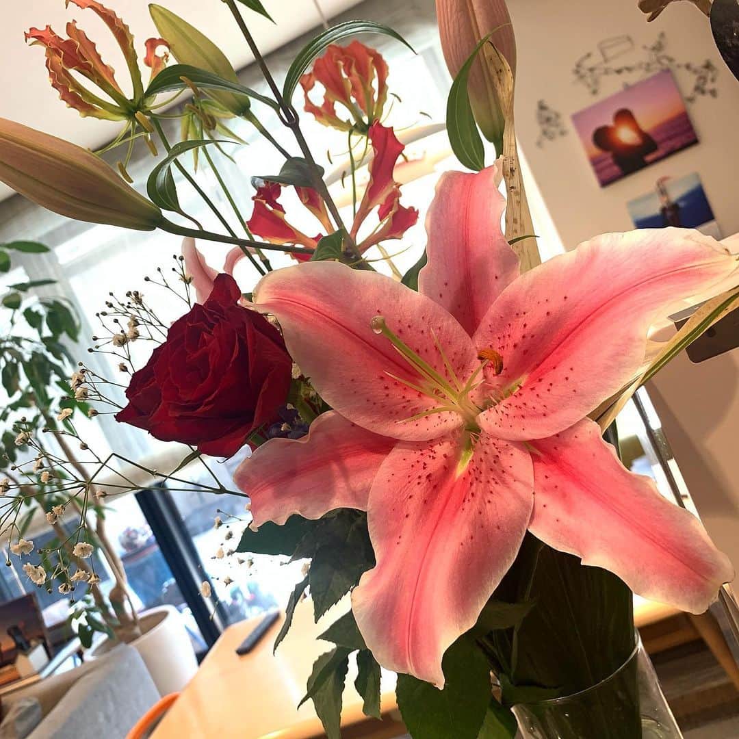 のインスタグラム：「先日三鷹市役所へ行った時にいただいたお花🌸✨ 綺麗なピンクと優雅な香り☺️  #花束 #百合 #ユリ #花男子」