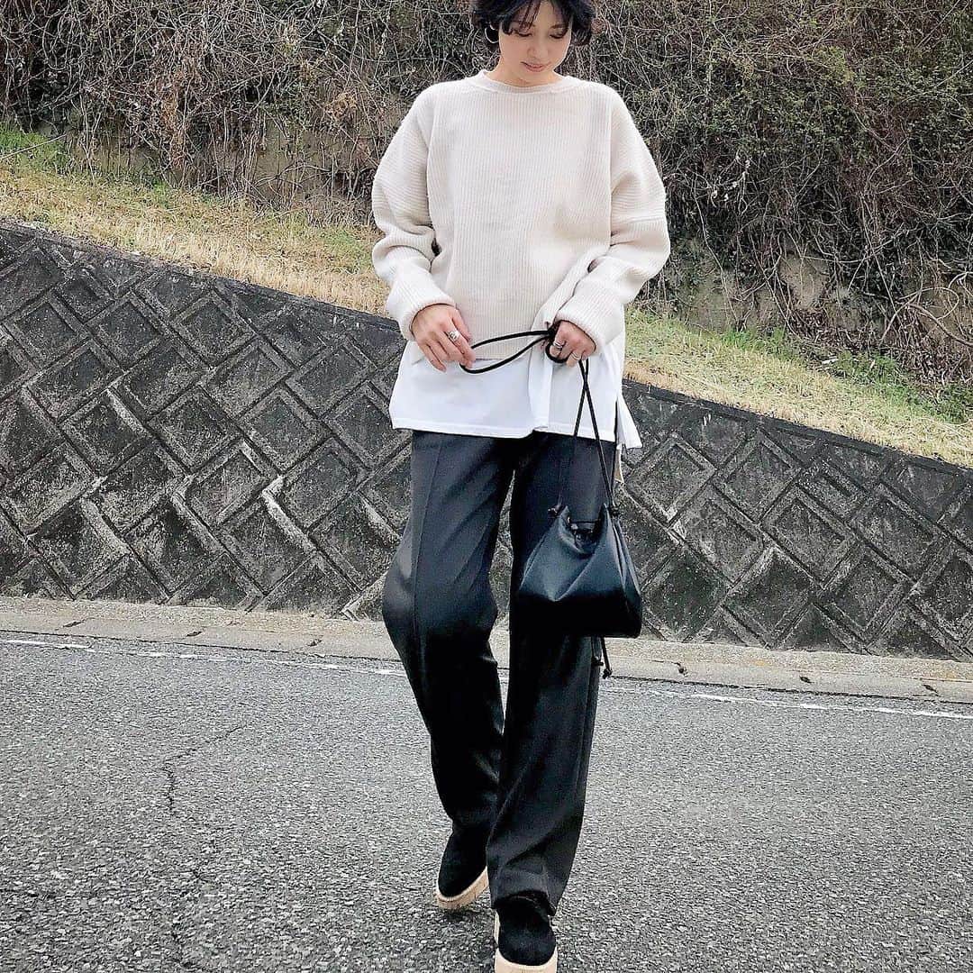 ryo0809appleのインスタグラム：「#coordinate ・ ・ ・ knit... @coca_official_store  pants&bag... @uniqlo_jp  ・ ・ ・ セットアップ目的だったパンツ、ジャージー素材だからラクだし単品で使ってもいい感じ◡̈♡ ・ ・ ・ #服記録 #プチプラコーデ #プチプラ #プチプラファッション #ママコーデ #ママファッション #アラフォーコーデ #40代コーデ #アラフォーママ #高身長コーデ #高身長女子 #先日のコーデ #locari #ponte_fashion #mineby3mootd #ママスタグラム  #uniqlo #ユニクロ #ユニジョ #ユニクロきれいめ部 #coca_code  #きれいめカジュアル #大人カジュアル」