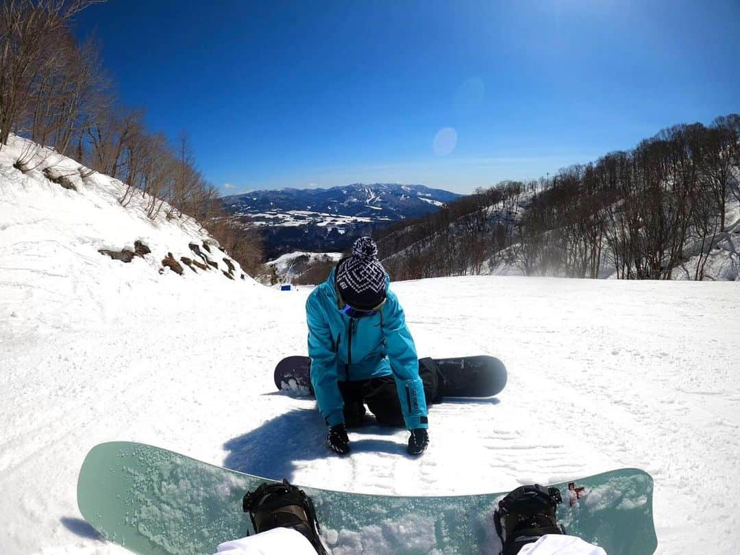 金子藍さんのインスタグラム写真 - (金子藍Instagram)「@eri.a2m のスクールを受けに山へ🏔  北海道で己を知り 新しい板を買う前に まずは技術の練習をしようと思い 私のサーフィンのレッスンに来てくれる、プロスノーボーダーのえりちゃんにお願いを❤️  一つ一つ丁寧に分かりやすく教えてくれるから、上手く出来た時は自分で滑ってても違いが分かるくらい気持ち良い  やっぱりしっかり知識を持った人に教えて頂き、実践するって事が上達の近道❗️  #スノーボード #スノーボードスクール #gentemstick #snow #roxyjapan #ロキシー」2月25日 10時05分 - aikaneko_surf