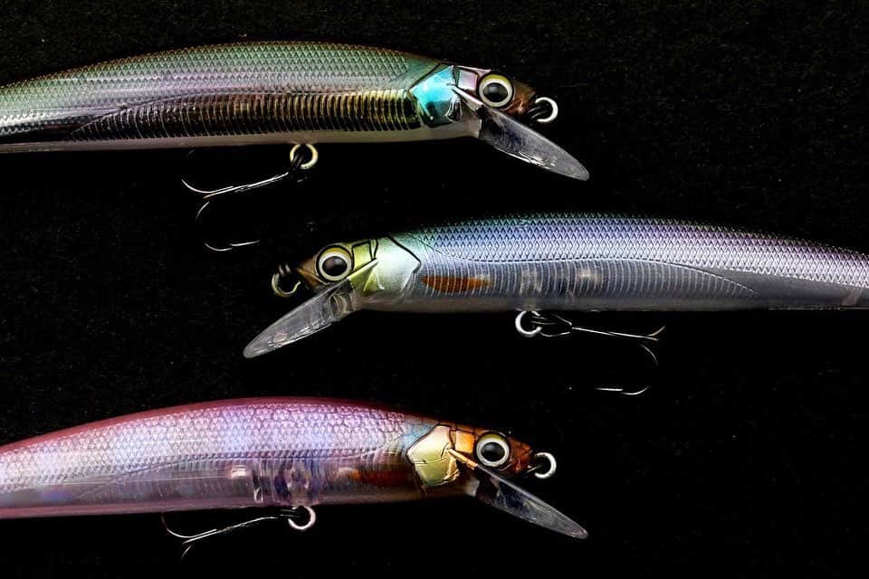 のインスタグラム：「2021 New product "LillBill 70F"  原点にして最先端のクランキングミノー リルビル70F  特化型から基本型へ、ミノーのポテンシャルをさらに深化させた待望の新製品です。  ジャークやトゥイッチといったロッド操作へのレスポンスに特化したモデルではなく、リトリーブのみで安定したアクションで泳ぐというミノー本来のポテンシャルを深化させました。  スローからハイスピードまで幅広く対応します。  2021年4月発売予定  詳しくはプロフィールリンクか下記URLからどうぞ。  https://www.jackall.co.jp/bass/products/lure/minnow-shad/lill_bill/  #jackall #lillbill #lillbill70f #fishing #lure #ジャッカル #リルビル #リルビル70F #ミノー #ルアー #ブラックバス #バスフィッシング」