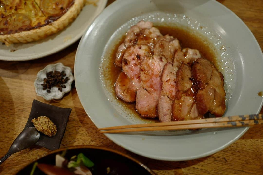 安田美沙子さんのインスタグラム写真 - (安田美沙子Instagram)「いつかのバナナケーキ、焼き豚。 バナナが熟しまくりで、ギリギリだったので、これまたお兄ちゃんと作りました🤍 すっかりお料理男子😊✨ 焼き豚は、ほんとにおいしくて。。。 翌日はメンズたちにご飯に乗せて食べてもらいました！ メンズが多いとつくりがいがある😊💪✨ . . . 自分も食べちゃうけど🍺 . . . #みさこクッキング  #バナナケーキ　#banana #instafood #sweets #homemade #fourofive @four_o_five_405 #持ち寄りごはん」2月25日 10時08分 - yasuda_misako