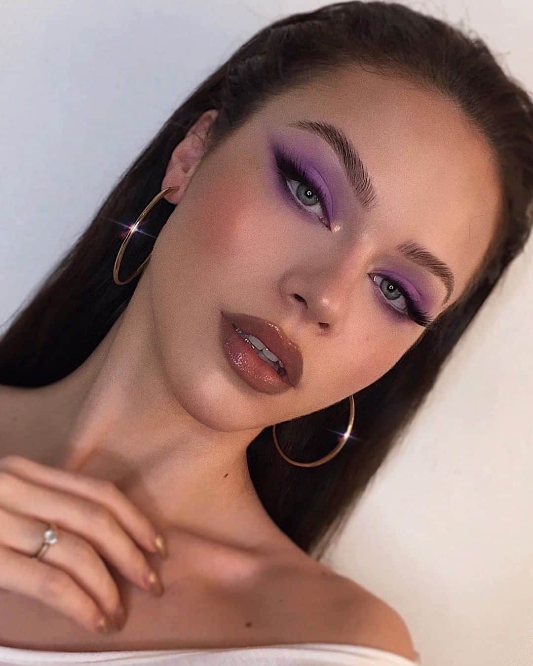 Anastasia Beverly Hillsさんのインスタグラム写真 - (Anastasia Beverly HillsInstagram)「Lovely in lilac! 💜 Here are the deets on this lush look by @laura_kuruc featuring #AnastasiaBeverlyHills:  💜 Brow Freeze styling wax - for that laminated, locked-in brow 💜 Highlighter in "Iced Out" - for that golden glow 💜 Diamond Gloss in "Honey Diamond" - to add a sparkling finish to any lip 💜Luminous Foundation and Eye Primer - for a smooth base 💜@NorvinaCosmetics Pro Pigment Palette Vol. 4. - for high-pigment eye color  Leave a 💜 below if you're feeling this look, too!  #anastasiabeverlyhills #anastasiabrows #abhicedout #browfreeze #norvina #norvinacosmetics」2月25日 10時09分 - anastasiabeverlyhills
