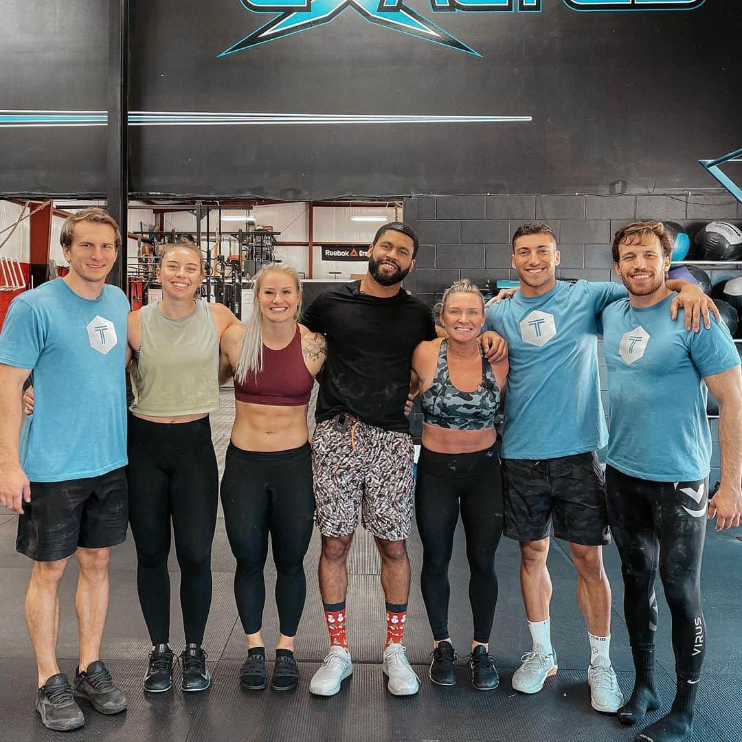 ブリジェット・スローンさんのインスタグラム写真 - (ブリジェット・スローンInstagram)「Why do I do CrossFit? BECAUSE I LOVE FITNESS WITH FRIENDS! And if you know me you know I love being part of a team 🤩  • Okay in reality I started CrossFit because ya girl moved to a new city 3 1/2 years ago and had no friends (ugh so sad I know) SO in order to meet people I figured I either join a gym or go to the bars by myself....since I’m so responsible I decided to join a gym and let me tell you I am so glad I did 🙃 not only have I met some of the most AMAZING people but I was also able to figure out who I am post gymnastics. The gymnastics community is a pretty cool community...but the fitness/CrossFit community?! Now that’s next level.  • -Was I terrified to walk into a CrossFit gym? Yes. -Did I talk smack about CrossFit before joining?Yes. -Did I force my way into gym members lives without them realizing it? YES ❤️」2月25日 10時20分 - bridgetsloan