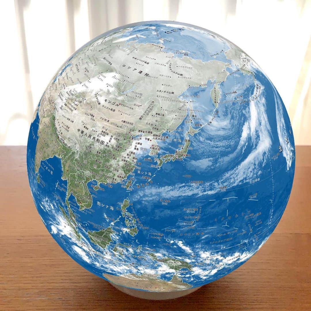 ほぼ日刊イトイ新聞さんのインスタグラム写真 - (ほぼ日刊イトイ新聞Instagram)「【こんにちは、ほぼ日のアースボールです。】 先ほどNHK「あさイチ」で #ほぼ日のアースボール を最新の地球儀として ご紹介いただきました。 アースボールの本体を製造いただいている 「渡辺教具製作所」さんへの取材でした。 手貼りの地球儀、最古の地球儀、 そして今が見える地球儀。 地球儀の世界は奥が深い。 https://earthball.1101.com/top.html  #あさイチ #渡辺教具製作所 #渡辺教具 #ほぼ日のアースボール #アースボール #地球儀 #HobonichiGlobe #ほぼ日ストア #ほぼ日刊イトイ新聞」2月25日 10時15分 - hobonichi1101
