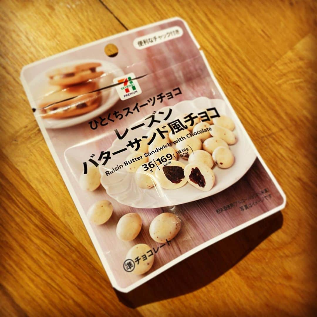 宇野薫のインスタグラム：「これ最高です‼️  #レーズンバターサンド風チョコ #セブンイレブン #セブンイレブン新商品  #セブンイレブンスイーツ」