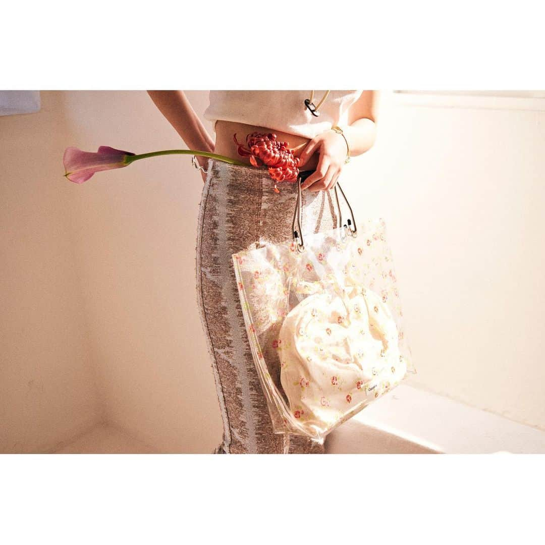 CASSELINIさんのインスタグラム写真 - (CASSELINIInstagram)「2021 Spring/Summer FULL OF LIFE, FULL OF LOVE  Bag ¥6,500 +Tax  💐  Photographer @ryoskateyuasa  Stylist @stylist_manakogiso @kogisonofuku  Hair&Make up @shiochan_7  Model @maoriojyo  Flower @chiemiwakai_duft  ﻿ #Casselini #FULLOFLIFEFULLOFLOVE」2月25日 10時28分 - casselini_official