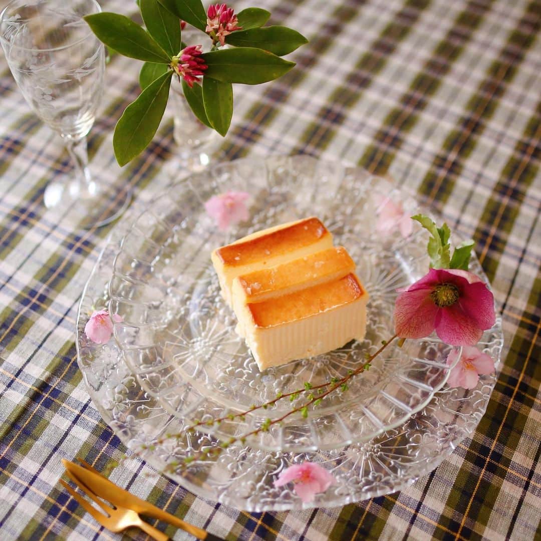 amiのインスタグラム：「．  Favorite cheesecake  おうちカフェに🍰 @goodcheeseterrine さんの チーズテリーヌをお取り寄せ🧀  冷凍して食べて、半解凍で食べて 解凍して食べて、3度楽しめるおいしい チーズテリーヌでした♡  息子が気に入ったので たくさん食べられちゃったよ〜😳  ． #チーズテリーヌ #チーズケーキ #goodcheeseterrine #グッドチーズテリーヌ #goodspoon #通販 #お取り寄せ」