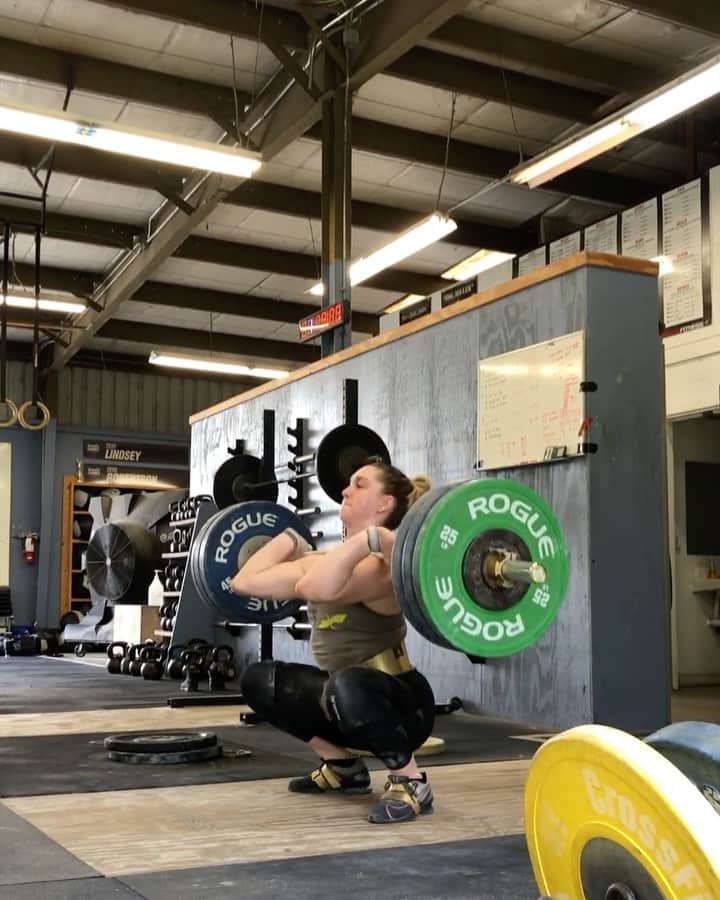 マッティ・ロジャーズのインスタグラム：「Today was just a kick in the BALLS. Probably one of my toughest and heaviest Wednesday’s yet & it’s only week 1. Can’t really be mad at 102 for 5 OTM singles after waves and waves & this god awful complex at 125 from this mornings session though. I usually don’t look at workouts like “oh wow I did this number or that number”, but when “hard” numbers turn into working numbers it’s an oddddd feeling. A good feeling, a slightly scary feeling, but a good feeling. It also just means more pain & suffering is coming, but I suppose I’m okay with that. It’ll just take some more SASS & FEISTINESS (& almost potentially actually dying & may also include vomit)   @xendurance  @roguefitness  @2poodperformance “MATTIE10”」
