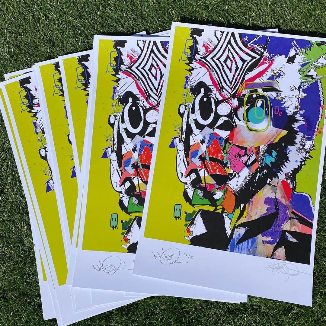 マイク・シノダのインスタグラム：「I signed these 10 (and only these 10) prints for the holders of the “Happy Endings” NFTs on Zora. Recipients will be contacted shortly ❤️  Stream / buy “Happy Endings” wherever you listen to music! Thank you guys」