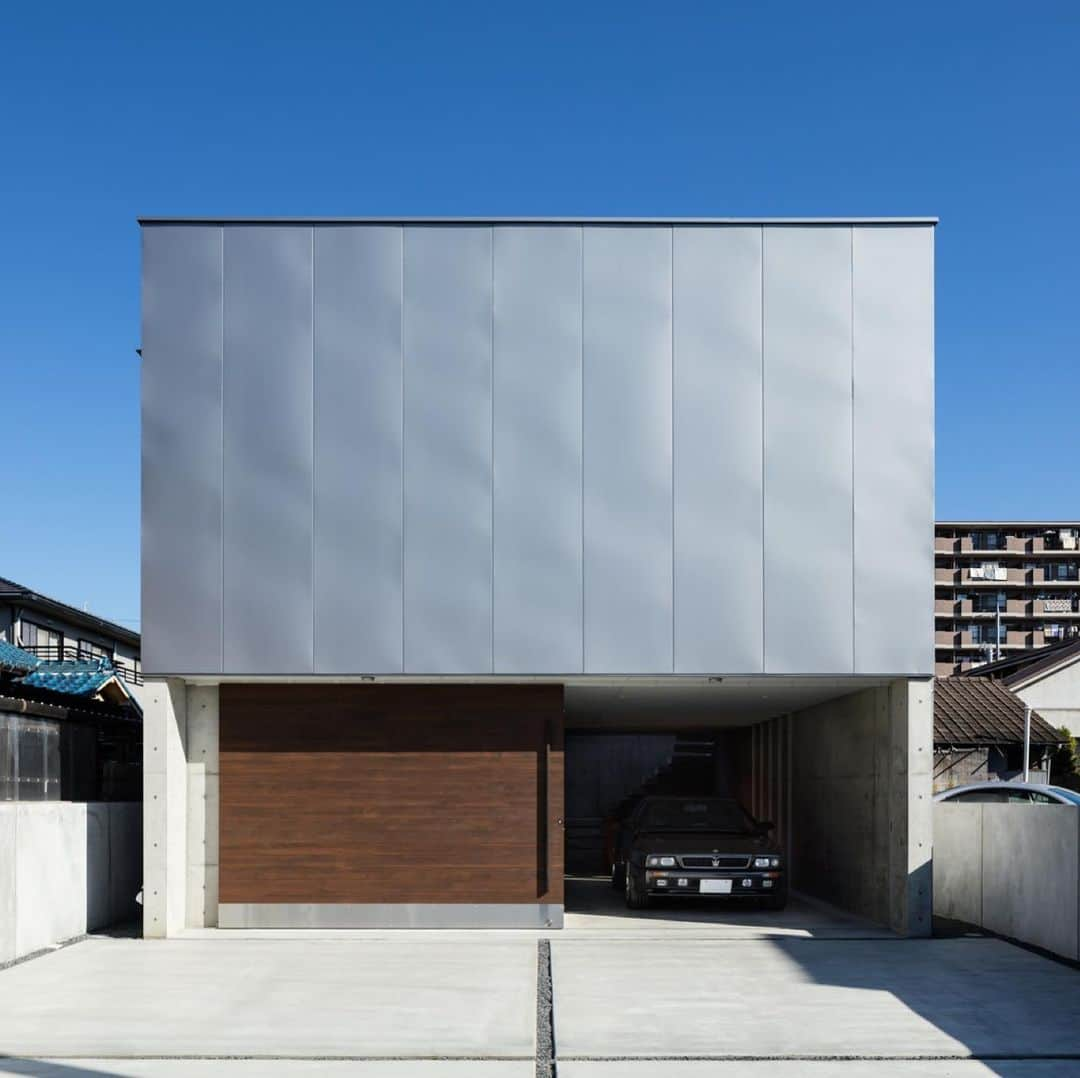 Horibe Associates co., ltd. のインスタグラム：「・ Garage House in Kawagoe  more⇨@horibeassociates  愛車マセラティシャマル を収容するガレージハウスをご希望されたご主人と  愛犬との静かな生活をご希望された奥様のご要望を叶えた  RC木混構造2階建ての中庭型住居  photo @yoheisasakura   #architecture#architect#architecturephoto#architecturephotografy#シャマル#マセラティ#マセラティシャマル#architettura#Kiếntrúc#arquitectura#Architektur#Arkitekture#architexture #マイホーム記録#マイホームメモ#ガレージハウス#maseratishamal#shamal#maserati」