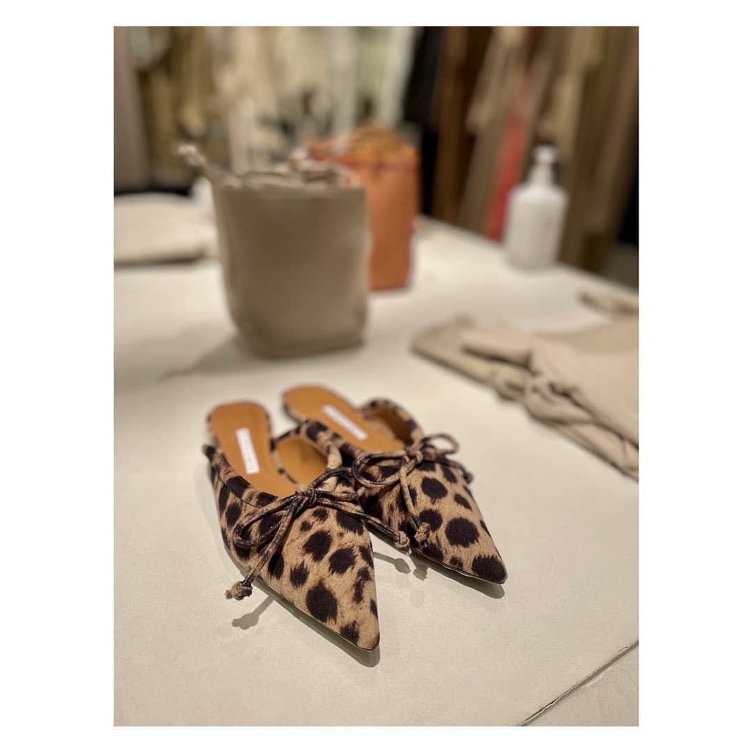 ETRÉ TOKYO ストアさんのインスタグラム写真 - (ETRÉ TOKYO ストアInstagram)「@etretokyo ﻿ ﻿ 《 2/25 NEW ARRIVAL 》﻿ ﻿ 本日から新作が入荷致します🌸．﻿ ﻿ オリジナルの配色やリラックス感のある﻿ アイテムが登場。﻿ また、PIPPICHICからフラットシューズや﻿ ミュールも発売となります。﻿ 店舗ではご試着も可能となっておりますので﻿ 是非お立ち寄りください。﻿ ﻿ ________________________________________﻿ ルミネ新宿店ではルミネカード会員様限定で﻿ 店舗通販も可能となっております。﻿ 全商品5%オフ、送料無料（対象地域限定）﻿ にて承ります。﻿ 詳細はルミネ新宿店（03-5989-0979）まで﻿ お問い合わせください。﻿ ﻿ #etretokyo #etre #fashion #etretokyoshinjuku #mydaysmyetre #etre#2021ETRE_SS#SS#shoes#PIPPICHIC﻿ #エトレ#エトレトウキョウ#ルミネ新宿2#ルミネ﻿ #ルミネ新宿店#フラットシューズ」2月25日 10時47分 - etretokyo_store