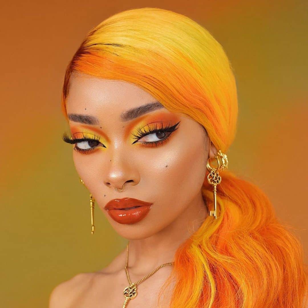 BH Cosmeticsのインスタグラム：「Side eye, but make it *snatched* 😉 Who's tried this amaze highlighter, blush, bronzer AND contour combo from the BFF collection?!  📸: @Nyane  #BHxAlondraElsy #bhcosmetics」
